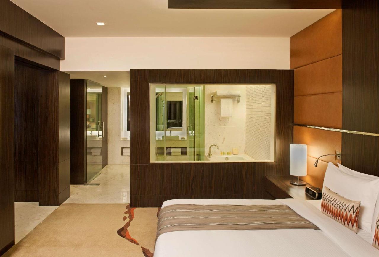 Radisson Blu Hotel אמריצר מראה חיצוני תמונה A room at the Taj Bengal