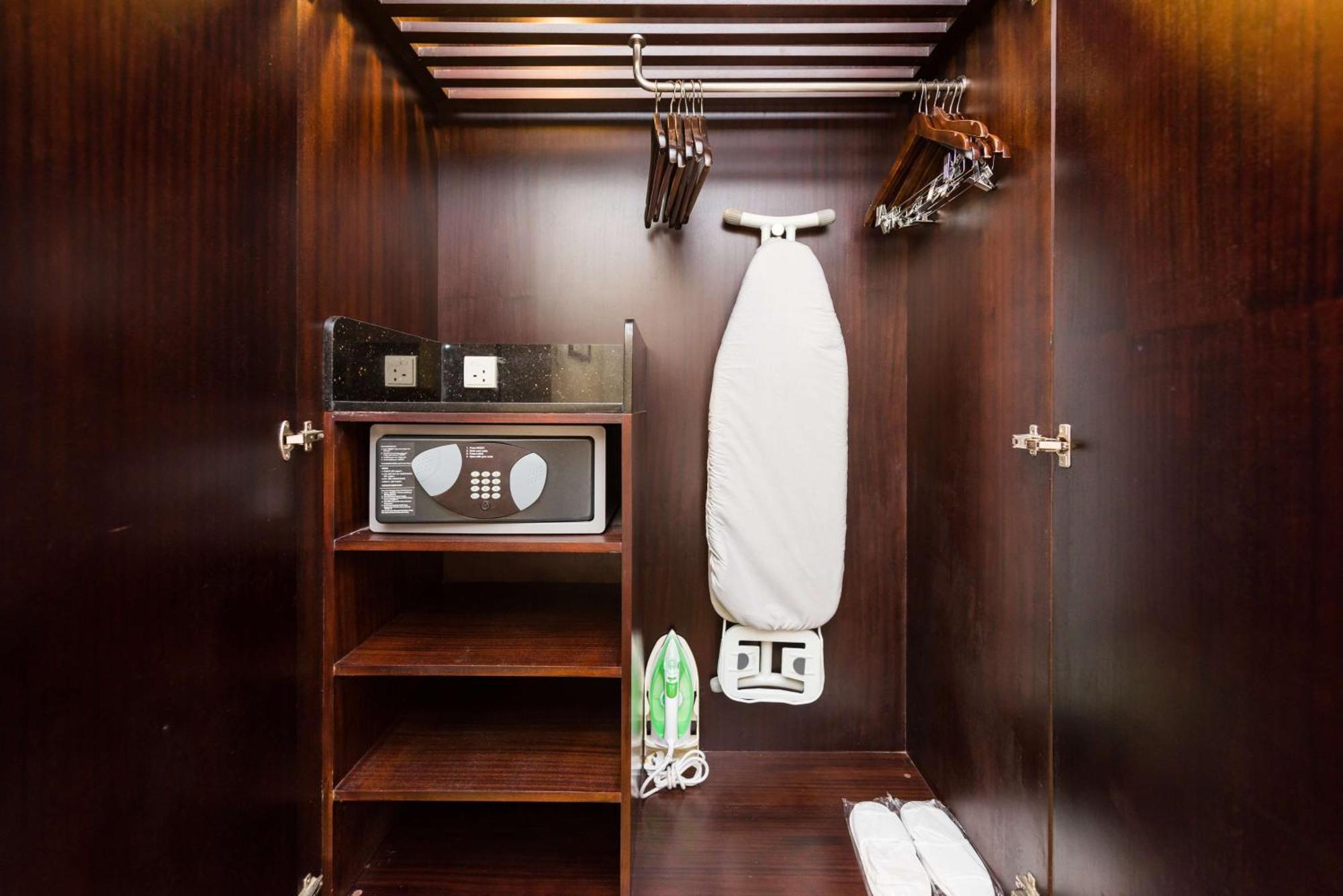 Radisson Blu Hotel אמריצר מראה חיצוני תמונה A hotel room wardrobe with a safe