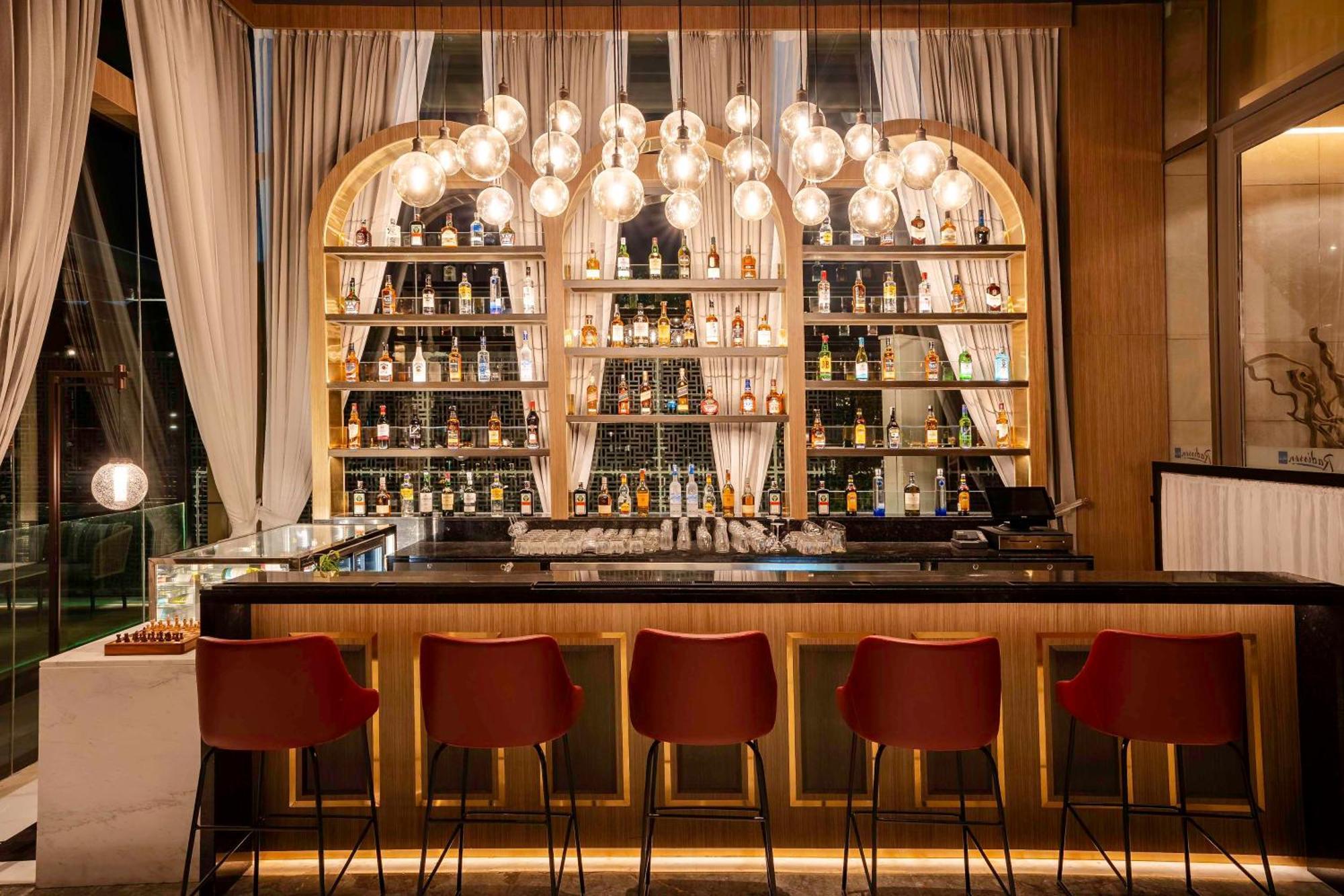 Radisson Blu Hotel אמריצר מראה חיצוני תמונה The bar at the 101 Skybar