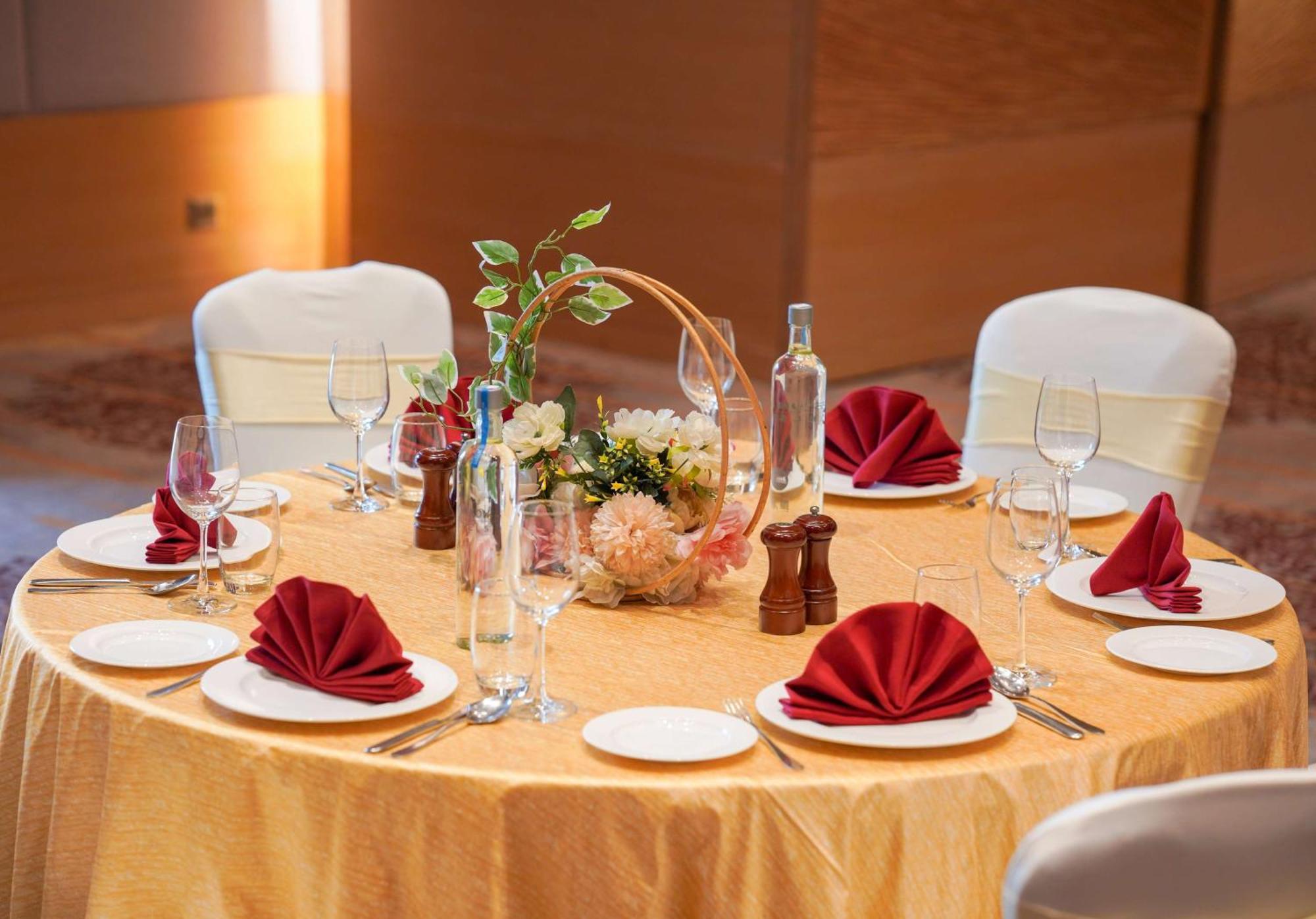 Radisson Blu Hotel אמריצר מראה חיצוני תמונה A table set for a formal dinner