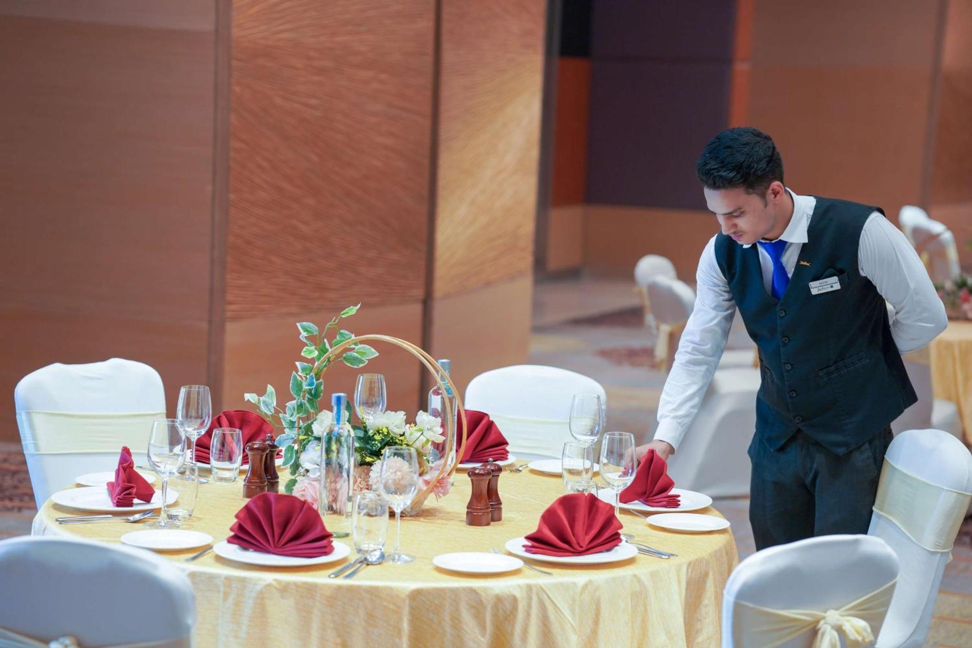 Radisson Blu Hotel אמריצר מראה חיצוני תמונה A restaurant server