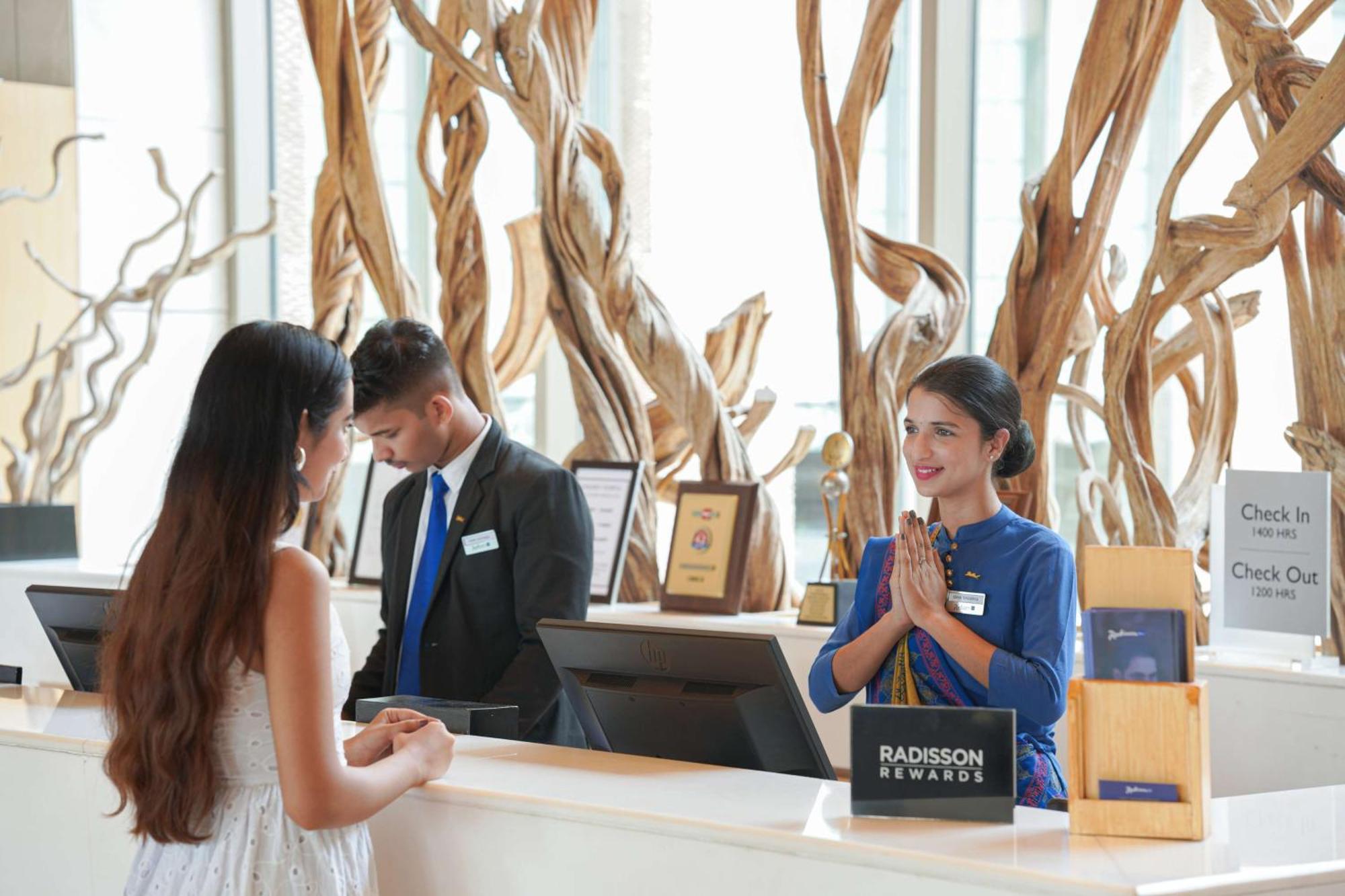 Radisson Blu Hotel אמריצר מראה חיצוני תמונה A hotel receptionist at work