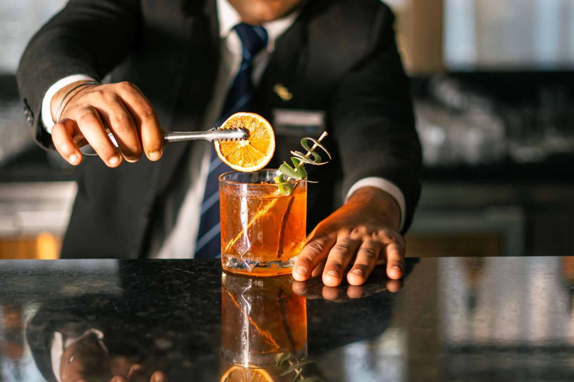 Radisson Blu Hotel אמריצר מראה חיצוני תמונה A bartender preparing a cocktail