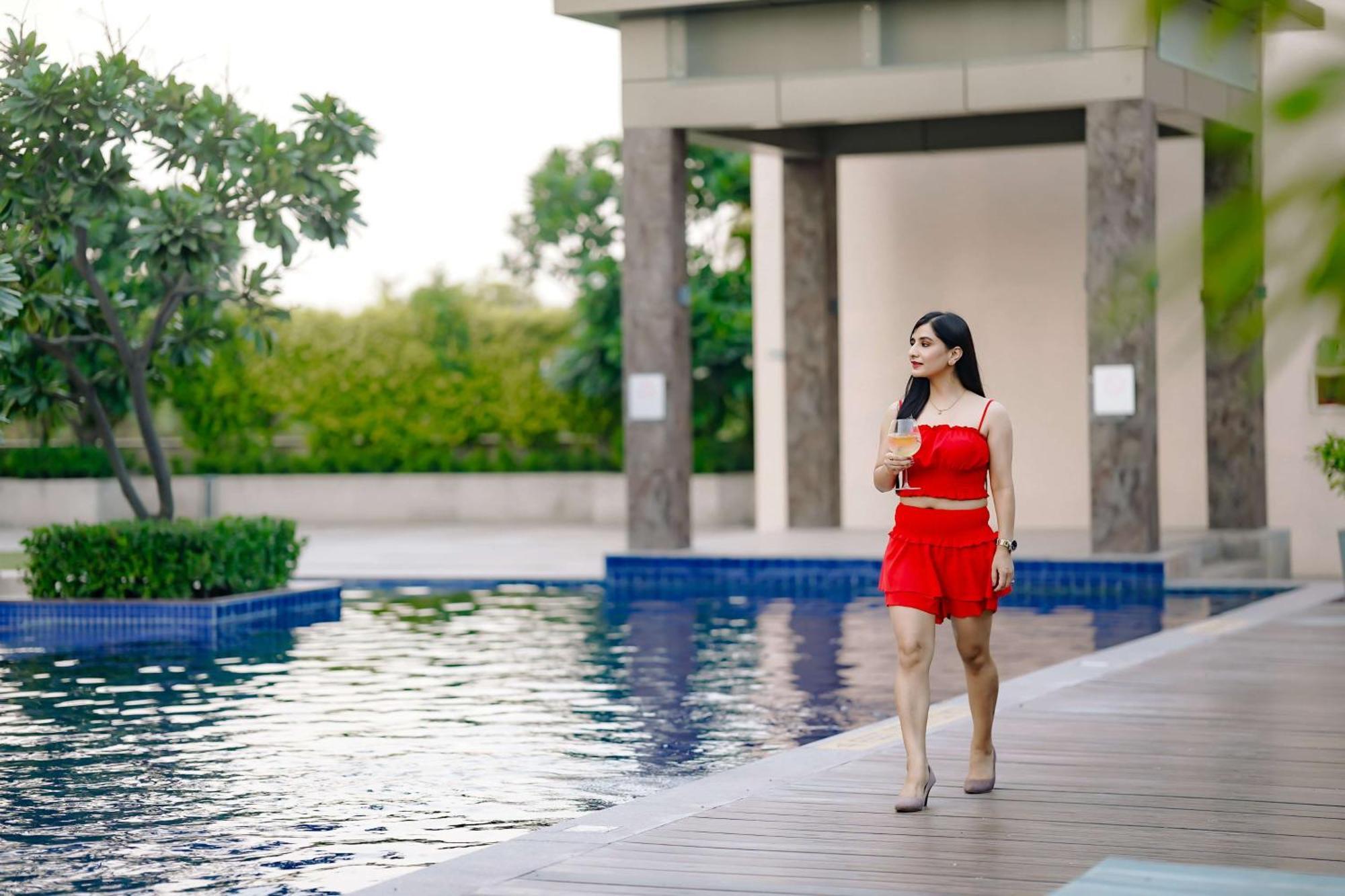 Radisson Blu Hotel אמריצר מראה חיצוני תמונה A woman walking by a pool
