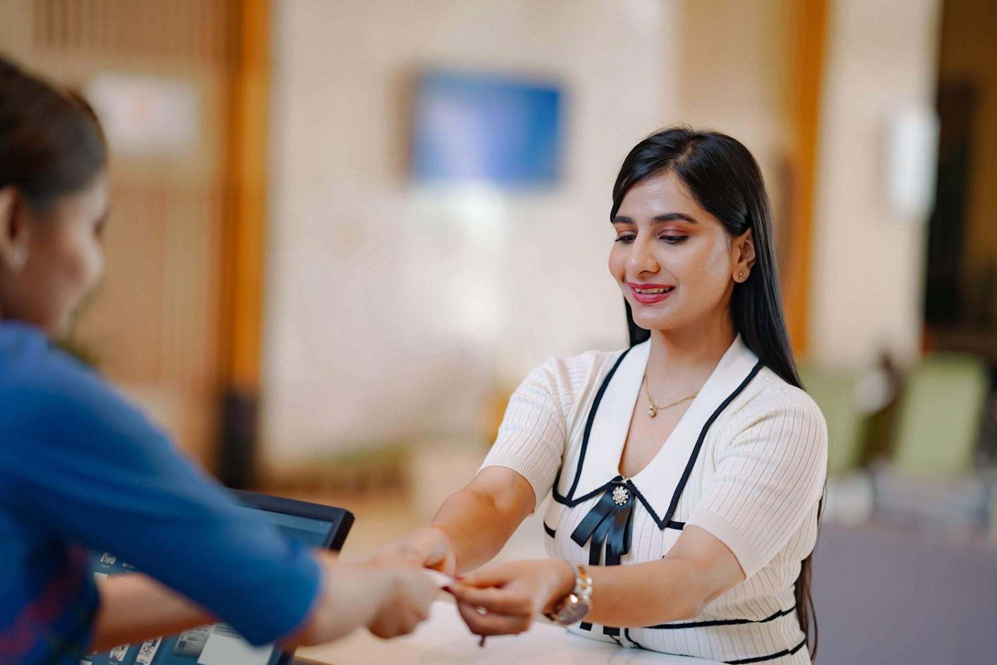 Radisson Blu Hotel אמריצר מראה חיצוני תמונה A hotel receptionist
