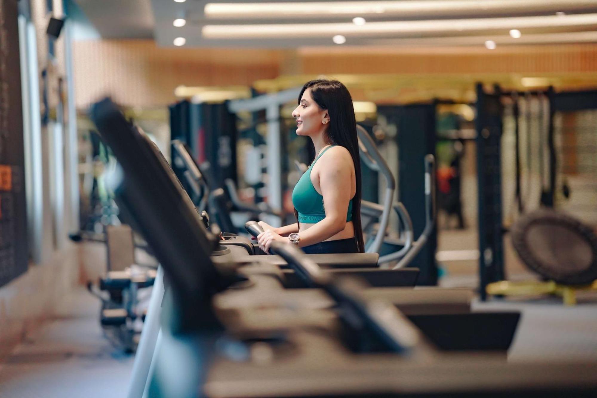 Radisson Blu Hotel אמריצר מראה חיצוני תמונה A woman on a treadmill