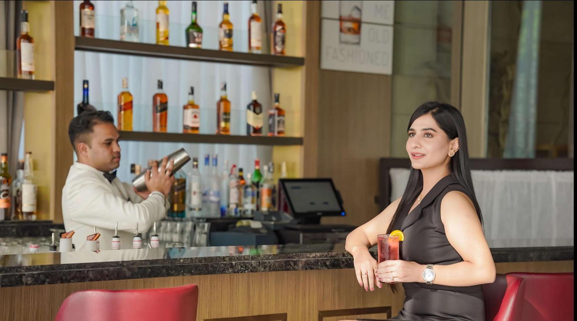 Radisson Blu Hotel אמריצר מראה חיצוני תמונה A woman at a bar