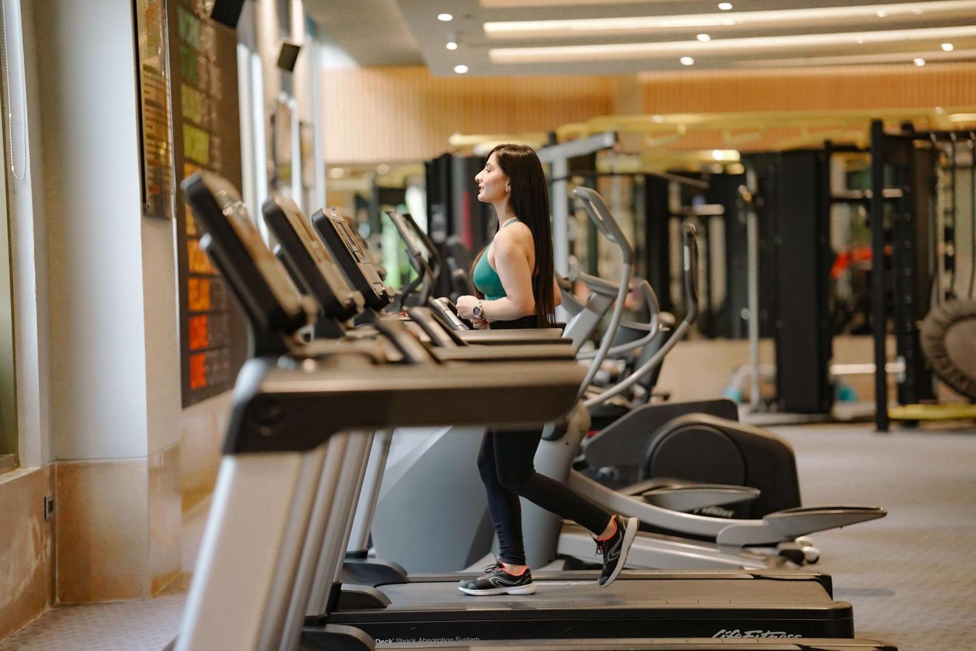 Radisson Blu Hotel אמריצר מראה חיצוני תמונה A woman on a treadmill